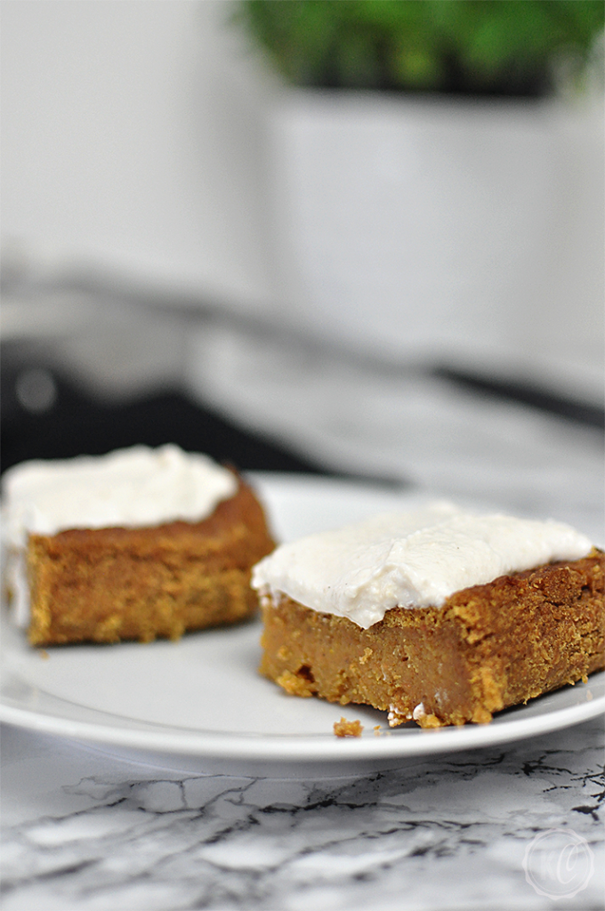 Karottenkuchen mit Kokos-Cashew-Frosting | www.kathiescloud.com