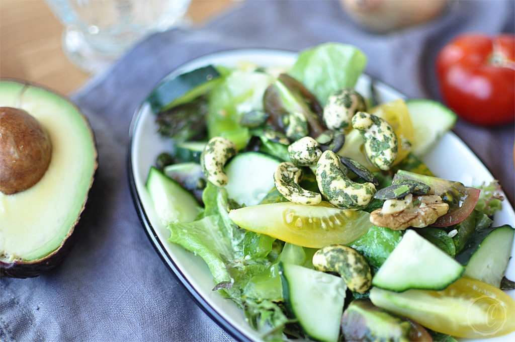 Salat mit Avocado-Dressing