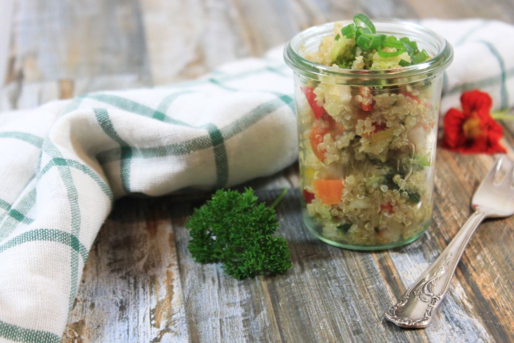 Quinoa-Tabouleh mit Avocado und Kohlrabi