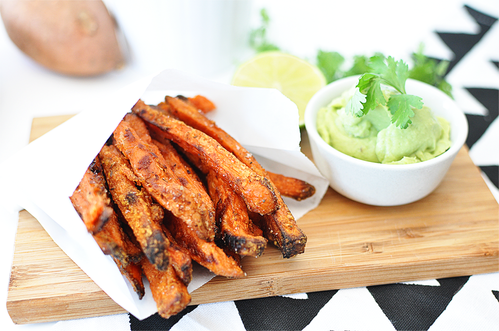 Süßkartoffelpommes mit Avocado-Mayonnaise