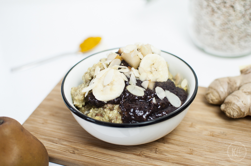 Ayurvedischer Porridge mit Acai Topping