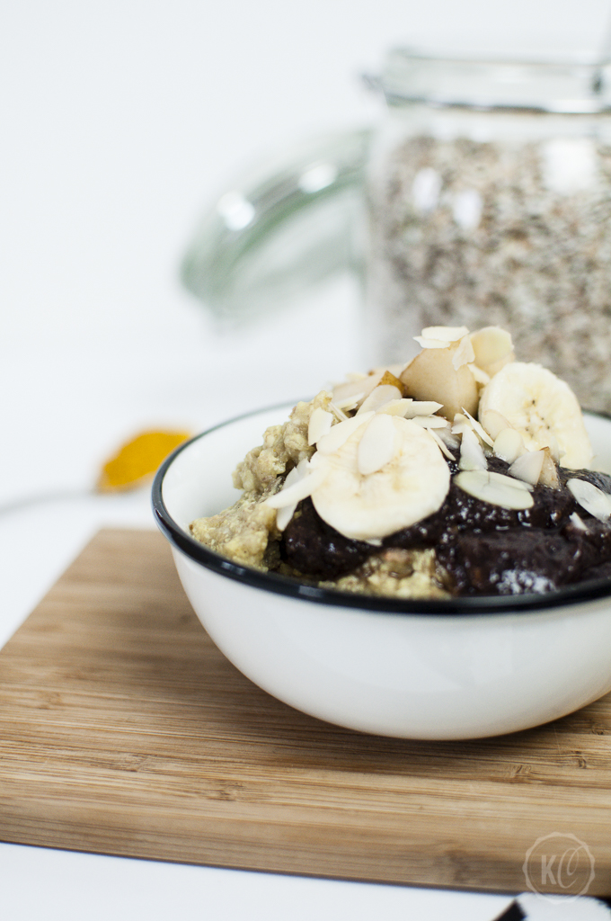 Ayurvedischer Porridge mit Acai Topping