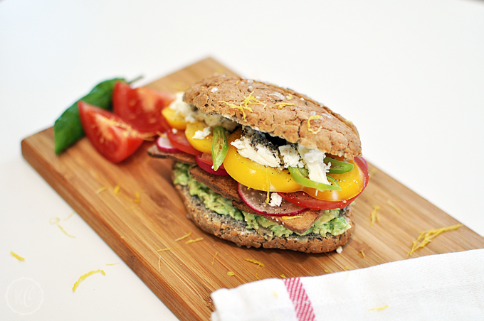 Gesunde Jause: Sandwich mit Tofu, Guacamole und Schafskäse