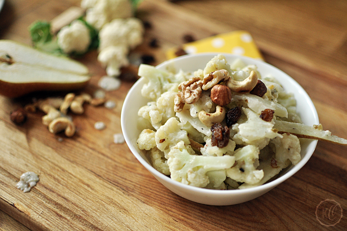 Karfiolsalat mit Birnen, Rosinen und Nüssen