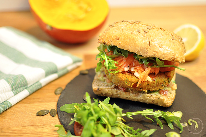 Kürbis-Burger mit Apfel-Karotten-Salat