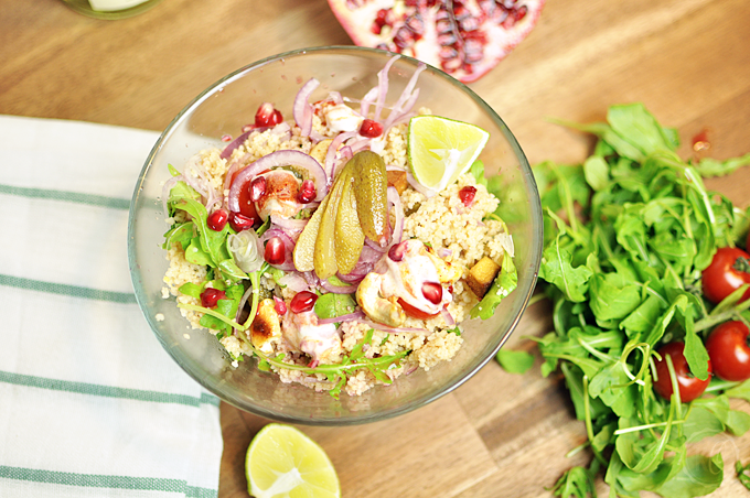 Gesunde Jause: Couscous-Salat mit Granatapfel und Harissa-Joghurt