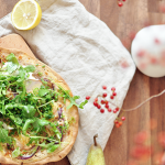 Vollkorn-Flammkuchen mit Birne und Rucola