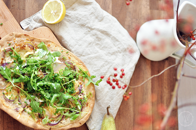 Vollkorn-Flammkuchen mit Birne und Rucola