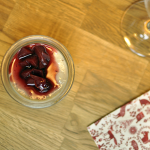 Weihnachtspudding mit Rotwein-Zwetschken