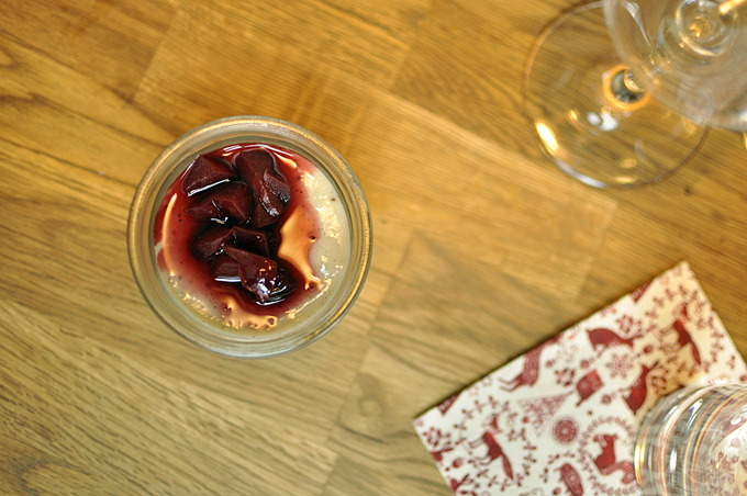 Weihnachtspudding mit Rotwein-Zwetschken