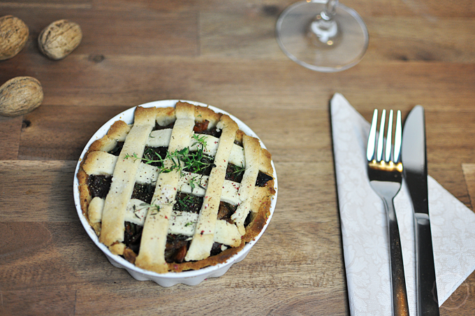 Veganes Weihnachtsmenü: Winterliche Quiche mit Rotweinsauce