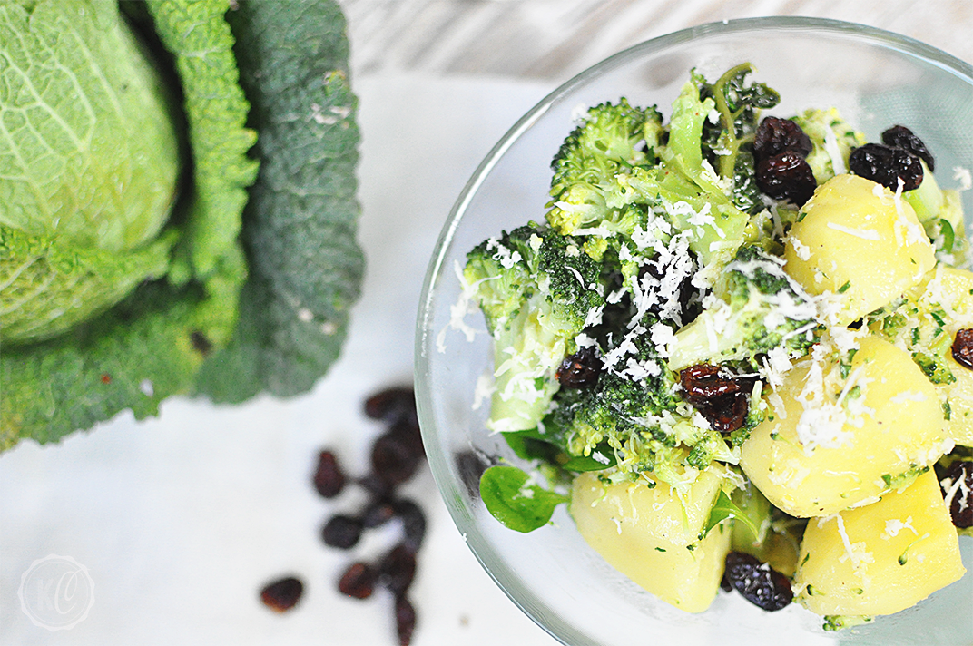 Kartoffelsalat mit Brokkoli, Kohl und Rosinen