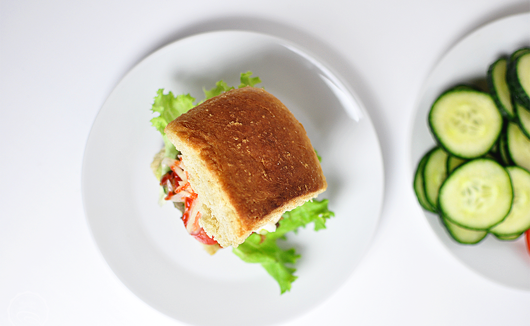 Tofu-Gemüse-Burger mit Guacamole und Kohlrabi-Slaw