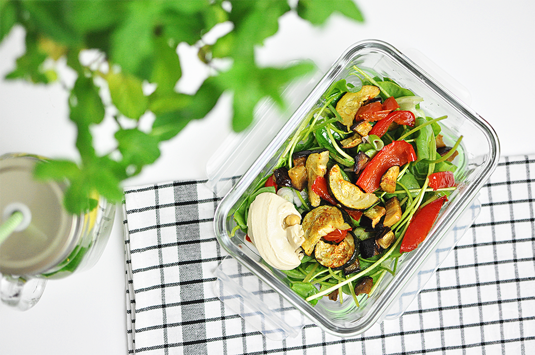 Gesunde Jause: Salat mit Ofengemüse und Hummus