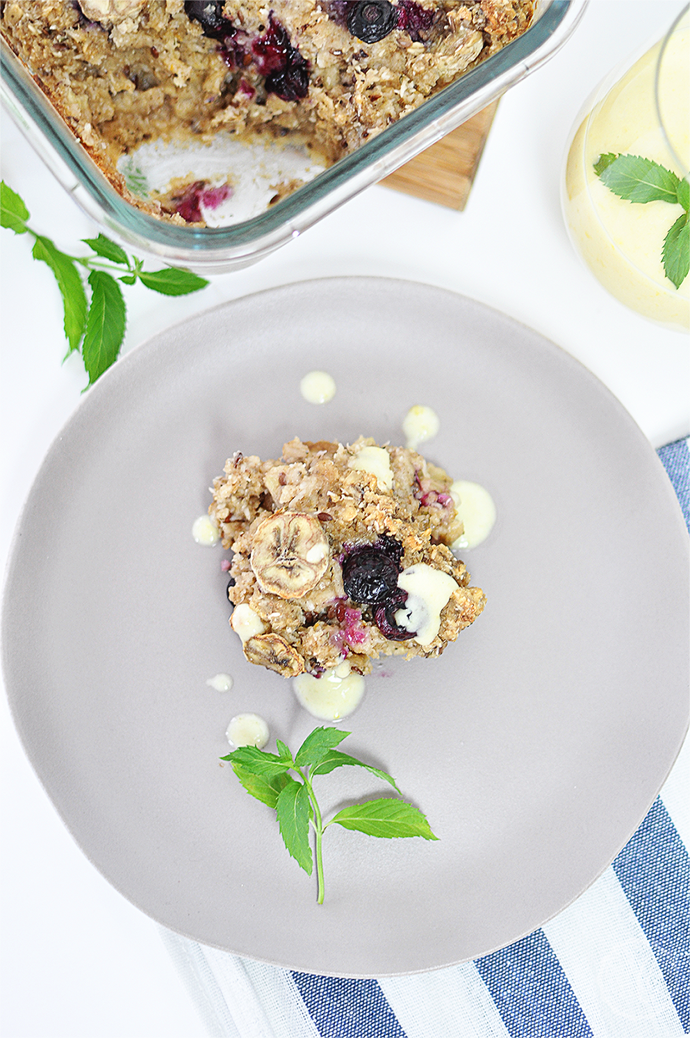 Das perfekte Frühstück: gebackenes Müsli mit Ananas-Mango-Joghurt