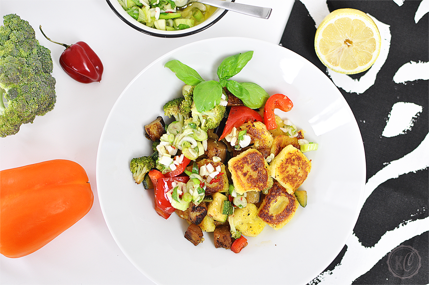 Gebratene Gnocchi mit Gemüse und Chili-Dressing