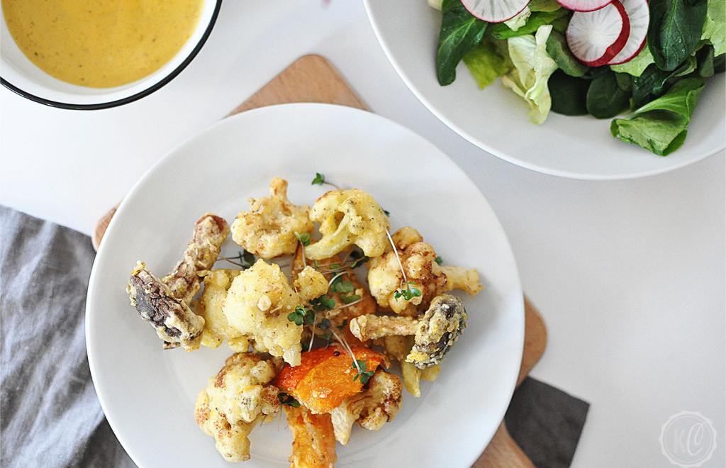 Gebackenes Gemüse mit Cashew-Kurkuma-Dip