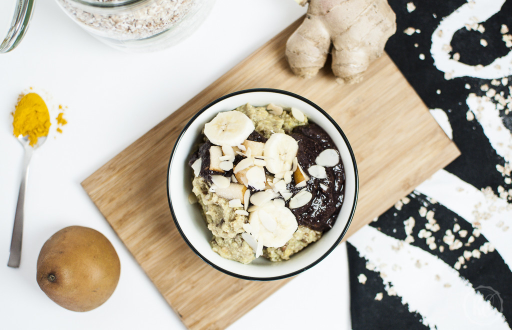 Ayurvedischer Porridge mit Buchweizenflocken und Acai Topping